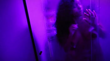 Comi a minha meia irmã no banho escondido do meu padrasto