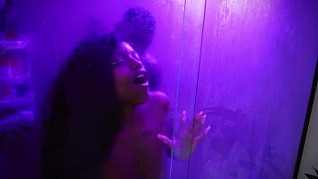 Comi a minha meia irmã no banho escondido do meu padrasto