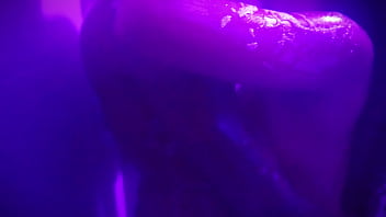 Comi a minha meia irmã no banho escondido do meu padrasto