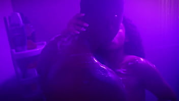 Comi a minha meia irmã no banho escondido do meu padrasto