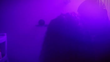 Comi a minha meia irmã no banho escondido do meu padrasto