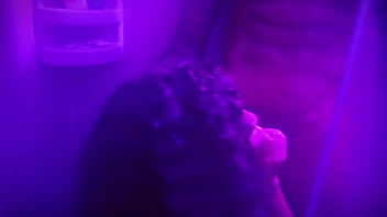 Comi a minha meia irmã no banho escondido do meu padrasto