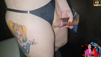 Esse corno do caralho adora levar sua esposa para foder com desconhecidos no gloryhole