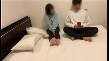 男友達の家に泊まりに行ったら、隣から喘ぎ声が聞こえてお互いにムラムラが高まり始まってしまいました