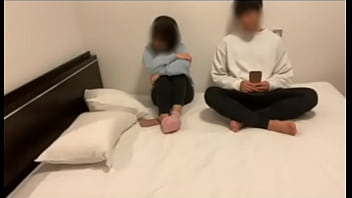 男友達の家に泊まりに行ったら、隣から喘ぎ声が聞こえてお互いにムラムラが高まり始まってしまいました