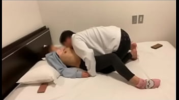 男友達の家に泊まりに行ったら、隣から喘ぎ声が聞こえてお互いにムラムラが高まり始まってしまいました