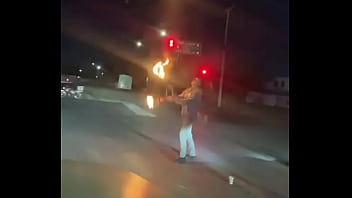 Aqui tirando palos de fuego