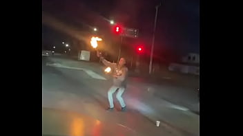 Aqui tirando palos de fuego