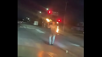 Aqui tirando palos de fuego