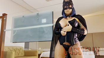 Halloween com a mulher gato gostosa que adora chupar um pau duro para tirar leite