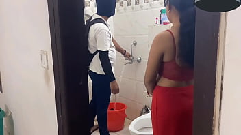 Dejo entrar al vecino a mi baño y ese atrevido me come el culo