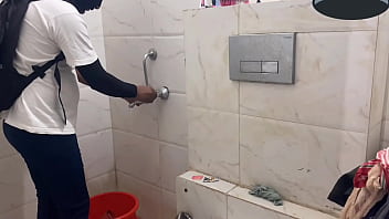 Dejo entrar al vecino a mi baño y ese atrevido me come el culo