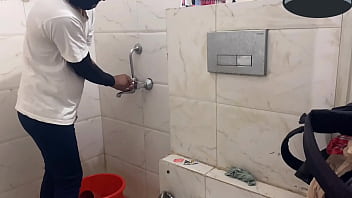 Dejo entrar al vecino a mi baño y ese atrevido me come el culo