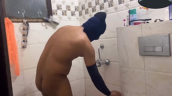 Dejo entrar al vecino a mi baño y ese atrevido me come el culo