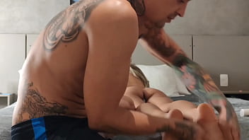 Sou a puta mais safada chego em casa doida pra sentar com o cuzinho e o meu macho goza na minha bunda