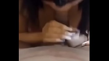 Enquanto bato uma punheta chamo meu marido de corno otário