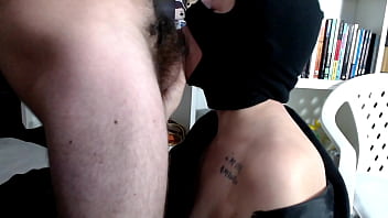 Tetona culona le chupa el pene grueso y largo a mi hermanastro argentino