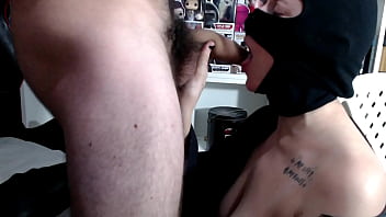 Tetona culona le chupa el pene grueso y largo a mi hermanastro argentino