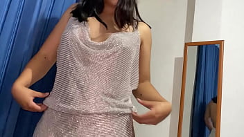 Llega con su sexy vestido corto y me la tengo que culear