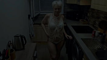 Toi là tu cherches une salope qui mouille rien qu’à l’idée de se faire