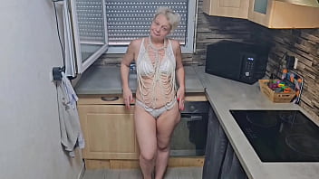 Toi là tu cherches une salope qui mouille rien qu’à l’idée de se faire