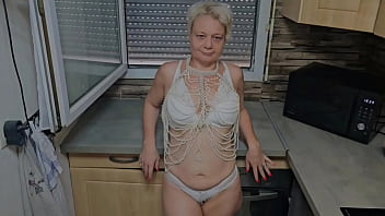 Toi là tu cherches une salope qui mouille rien qu’à l’idée de se faire