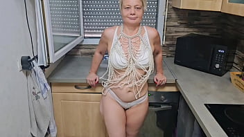 Toi là tu cherches une salope qui mouille rien qu’à l’idée de se faire