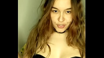 Putinha fumando um marlboro