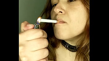 Putinha fumando um marlboro