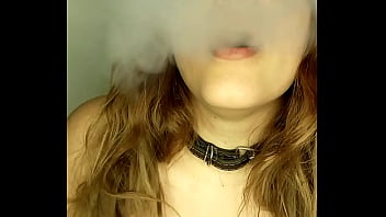 Putinha fumando um marlboro