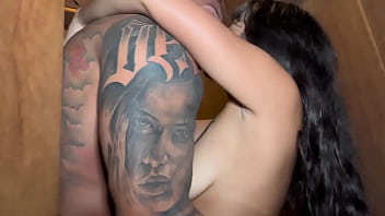 Lunna geek e pitbull fudendo gostoso na sauna