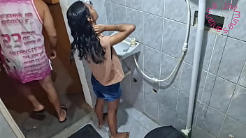 Dando o cuzinho no banheiro enquanto a amiga está do lado esperando tudo acabar