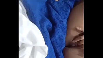 Naomi jugando con su conchita