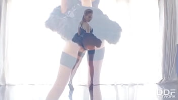 Perfect pussy sexy solo babe bares all