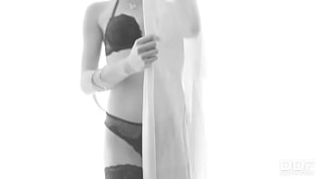 Perfect pussy sexy solo babe bares all