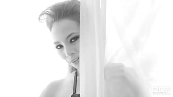 Perfect pussy sexy solo babe bares all