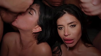Sara retali y yenifer chacon orgía gangbang anal doble penetración y creampie vídeo épico en la mansión