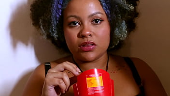 Eating hamburguer and burping