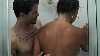 Comecei a tomar um banho gostoso mas tive que fazer uma homenagem para o boy