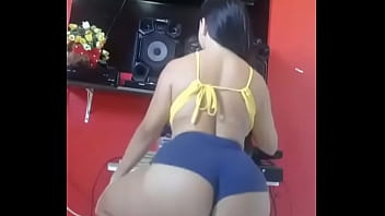 Mulher muito gostosa dançando