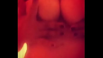 Tocándome mis grandes tetas