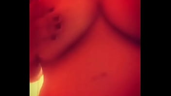 Tocándome mis grandes tetas