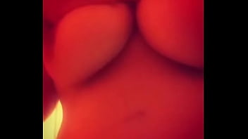 Tocándome mis grandes tetas