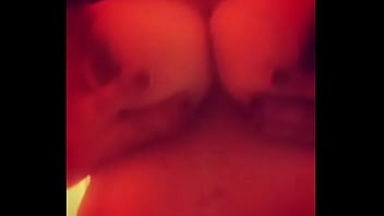 Tocándome mis grandes tetas