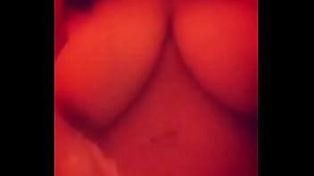 Tocándome mis grandes tetas