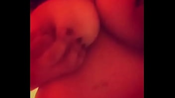 Tocándome mis grandes tetas