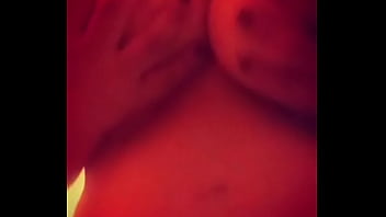 Tocándome mis grandes tetas