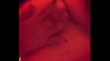 Tocándome mis grandes tetas