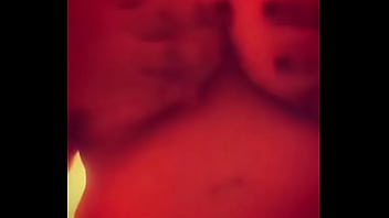 Tocándome mis grandes tetas