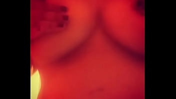 Tocándome mis grandes tetas